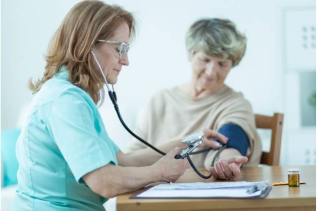 os-riscos-da-pressao-baixa-em-idosos