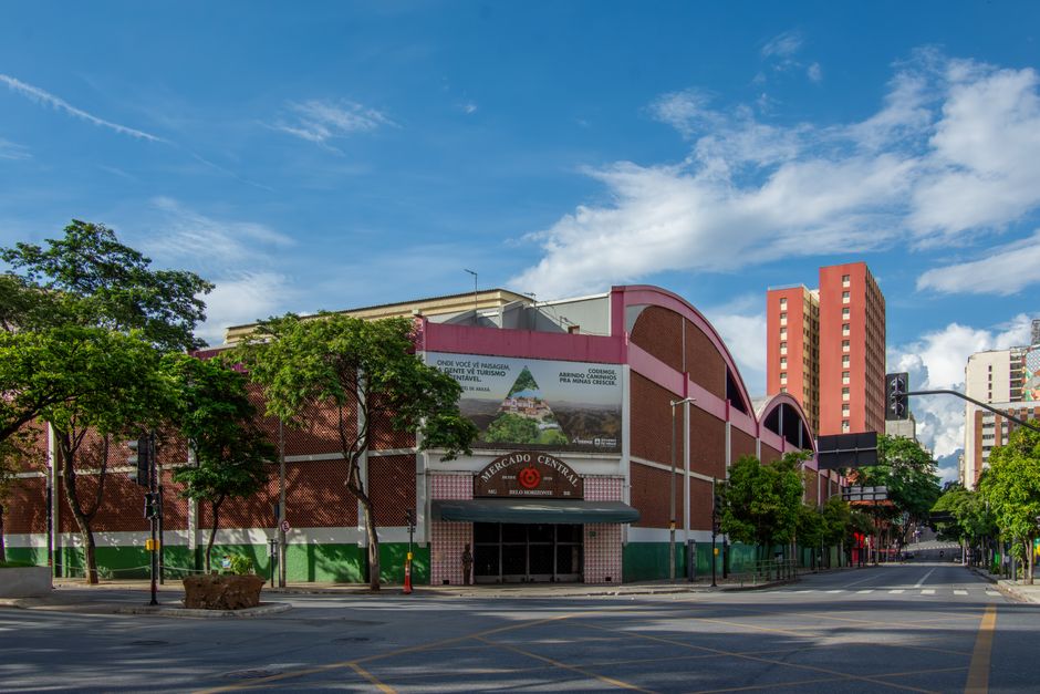 Vista externa do Mercado Central em Belo Horizonte, Brasil, sob um céu azul brilhante.